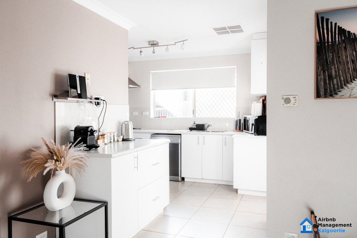 Large 5 bed house across Spudshed and golf course gallery image 5