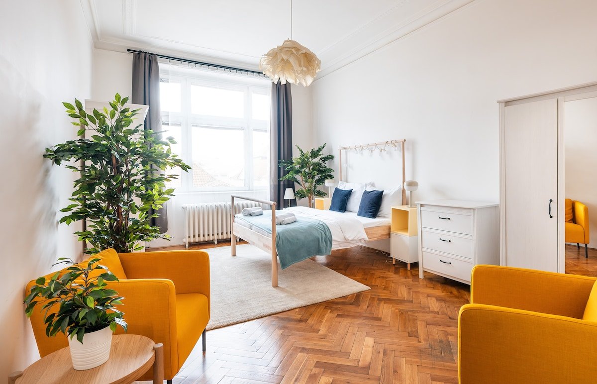 4Br+2.5Bath Cool F.R.I.E.N.D.s | Old Town gallery image 5