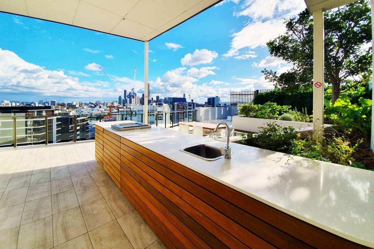 6BR Food&Drink Hub | Rooftop | Pool | 4 cars | Gym gallery image 3