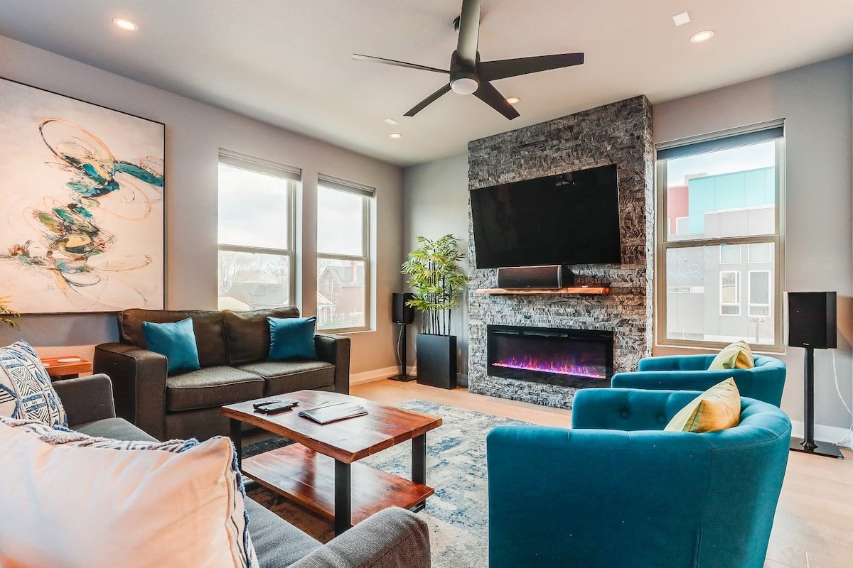 Modern, Spacious Townhouse Mins from Downtown gallery image 4