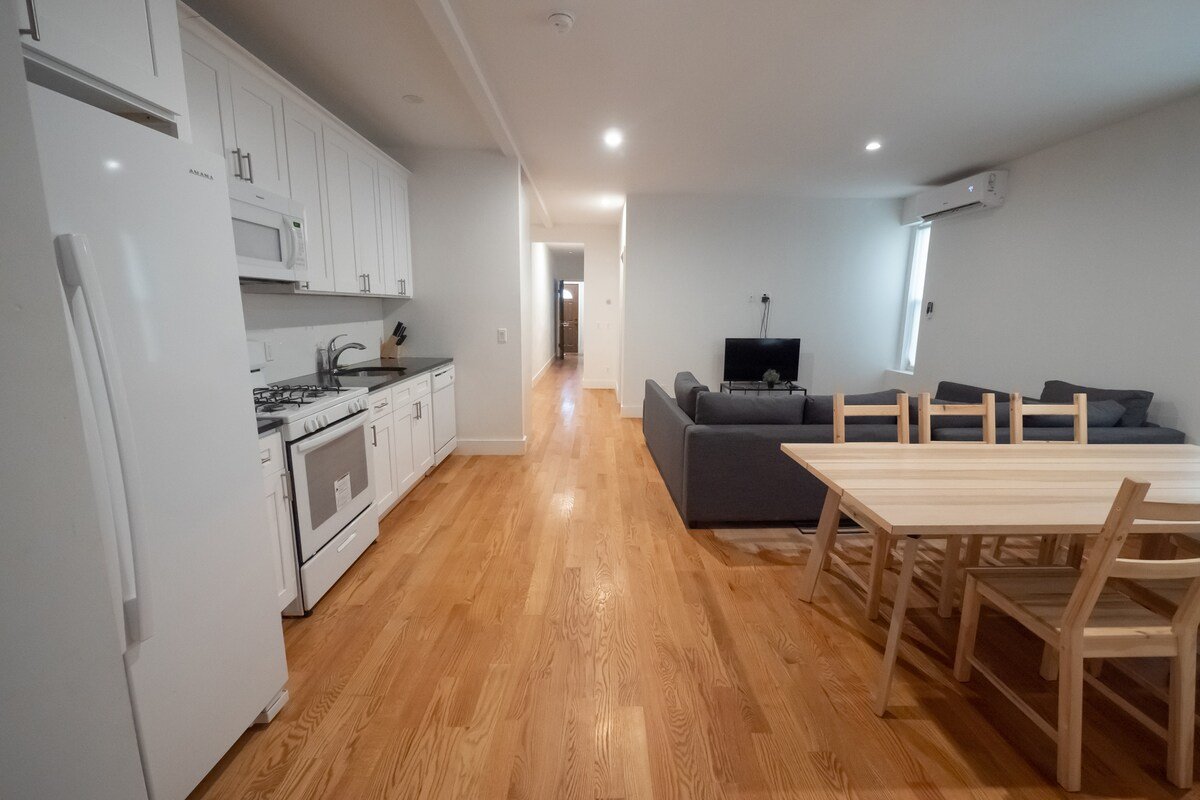 New 9 Bed 4 Full Bath 3000 SF Spacious Apartment gallery image 2