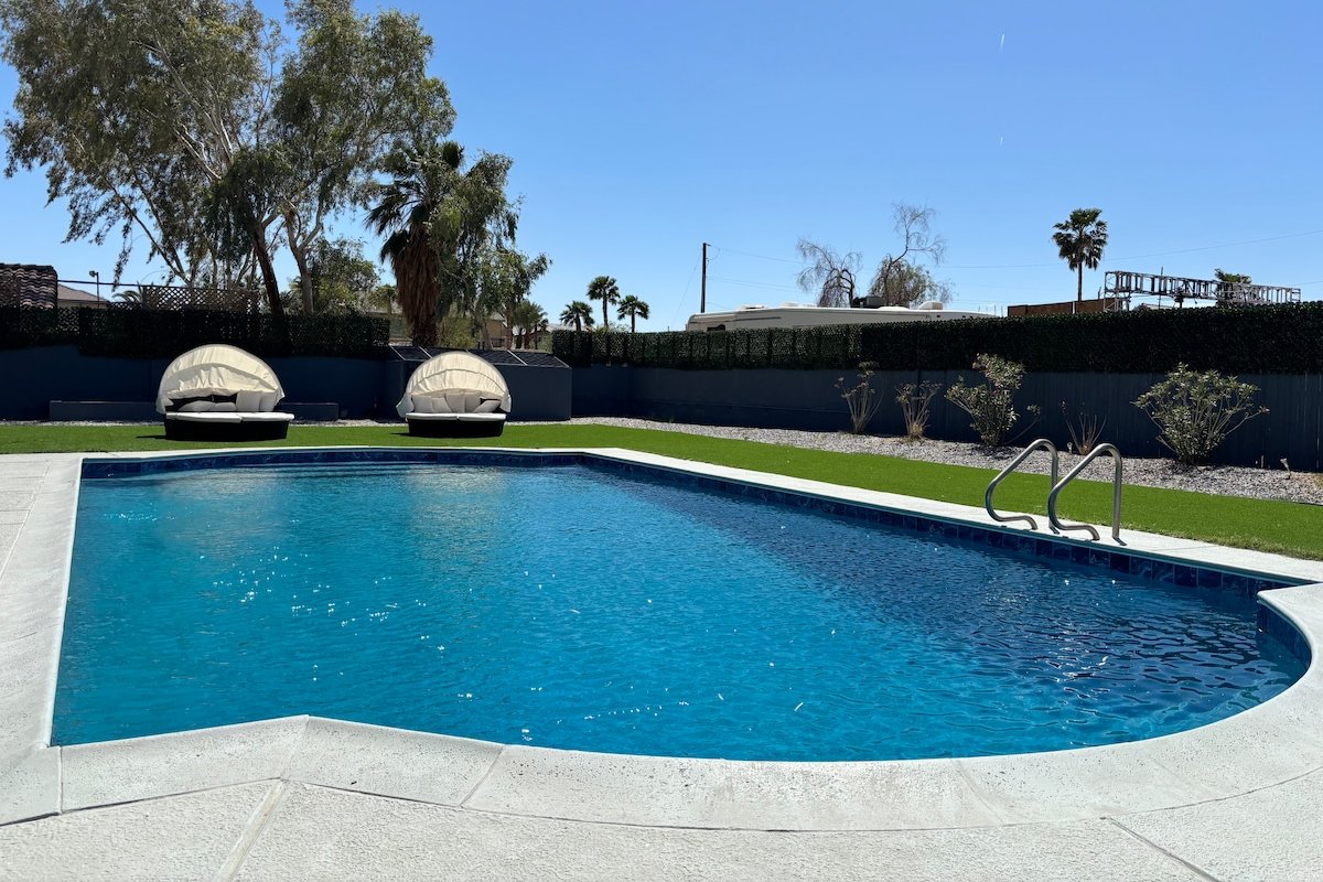 7 mins to strip w/ pool, theater gallery image 2