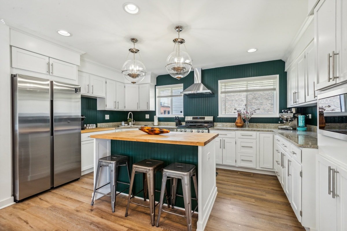 Andersonville Home for Groups! Hot Tub Yard Garage gallery image 5