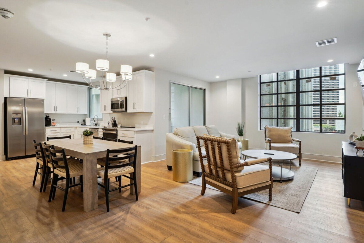 Spacious Unit w/Balcony – Great for Saints Games gallery image 4