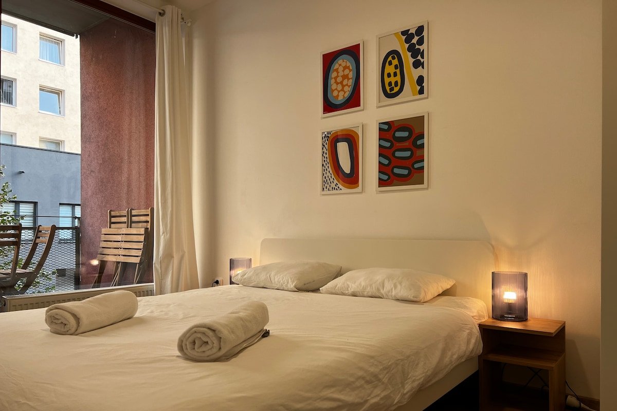 Modern 6-Bed Apt, Free Parking, Near City Center gallery image 2