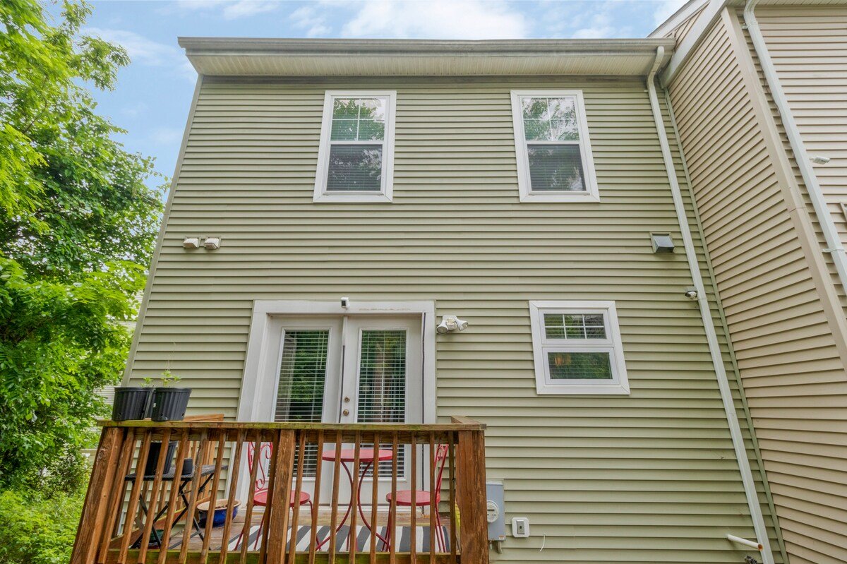 “Chic” DC Townhome w/ Parking gallery image 3