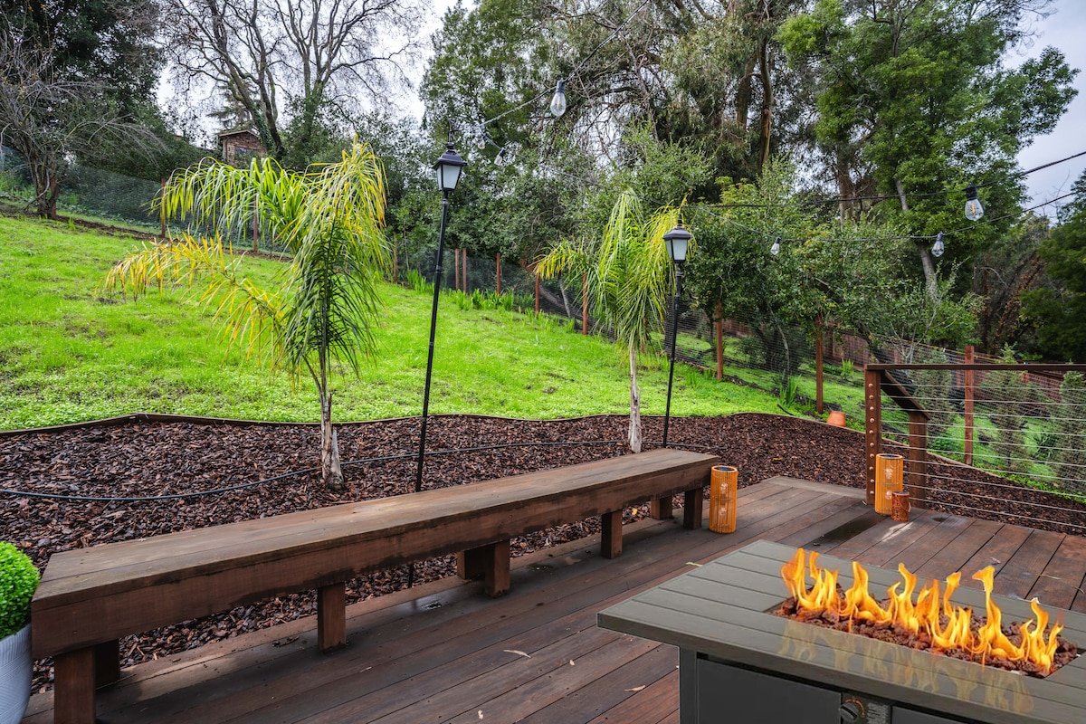 Cozy Holiday Stay in a Quiet Oakland Neighborhood gallery image 4