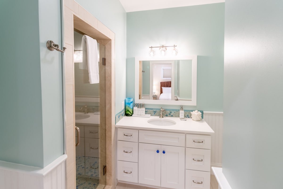 Private Home w/Game Room, Fireplace & Parking gallery image 5