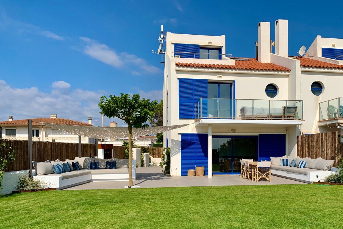 Premium beachfront villa in Costa Brava gallery image 3