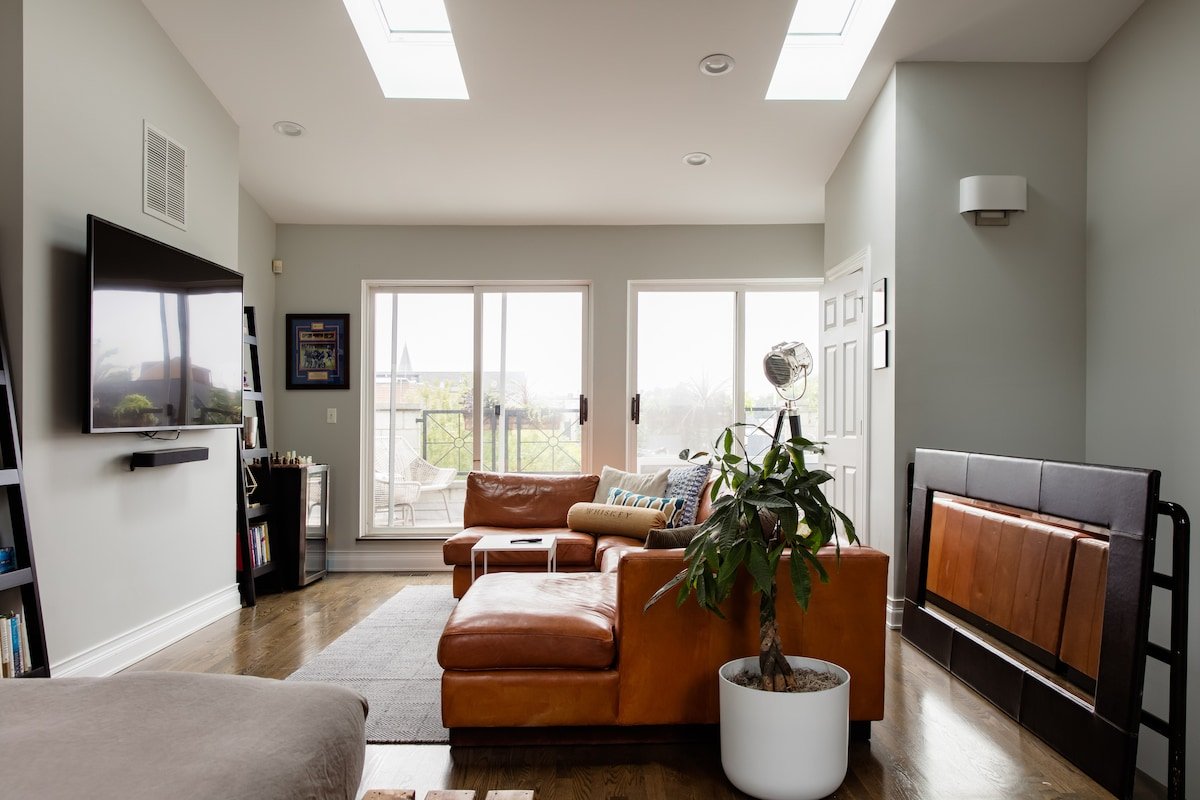 Modern Downtown Home with 5 Baths & Private Garage gallery image 5