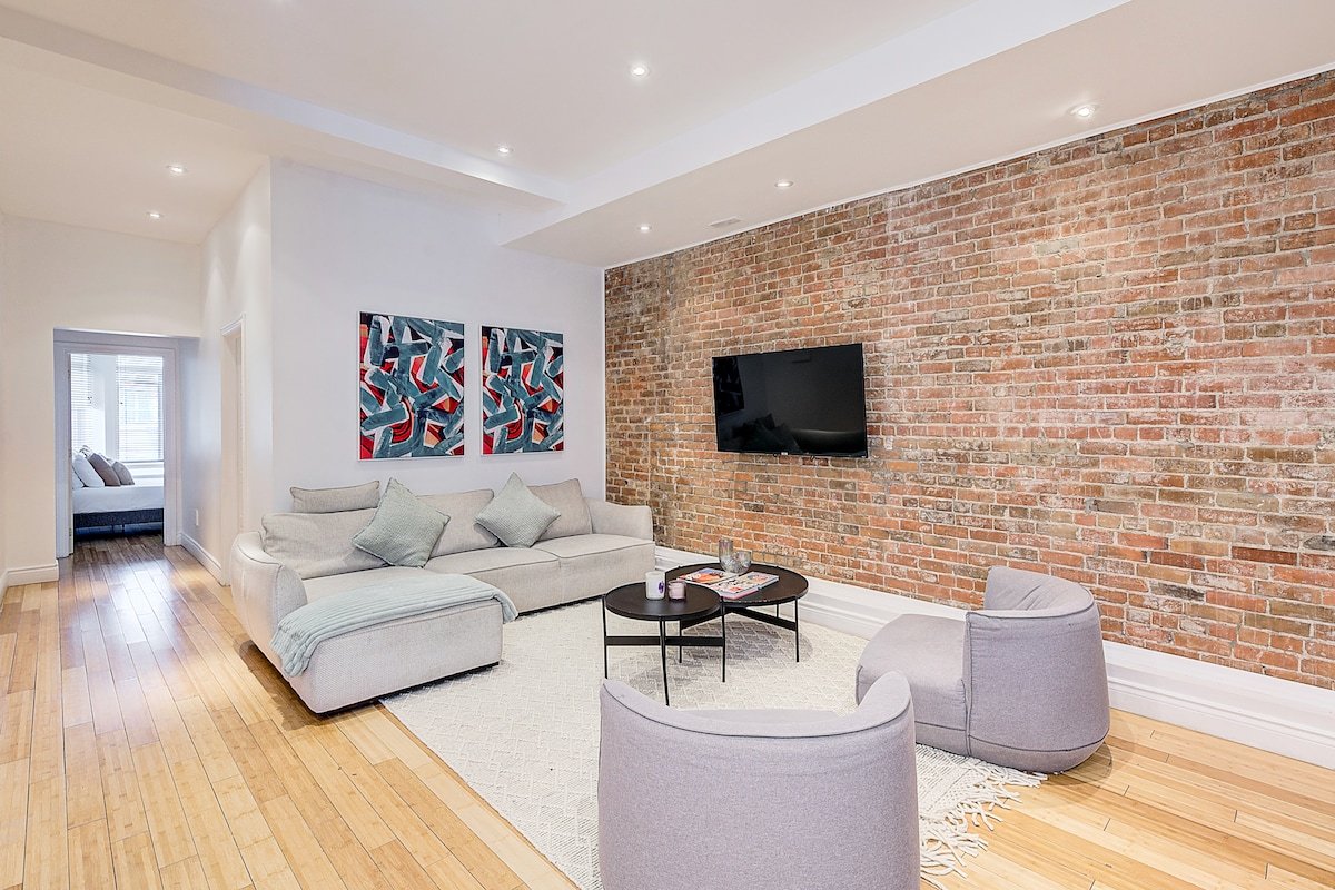 Huge 4 BR Apartment in the heart of Downtown! gallery image 2