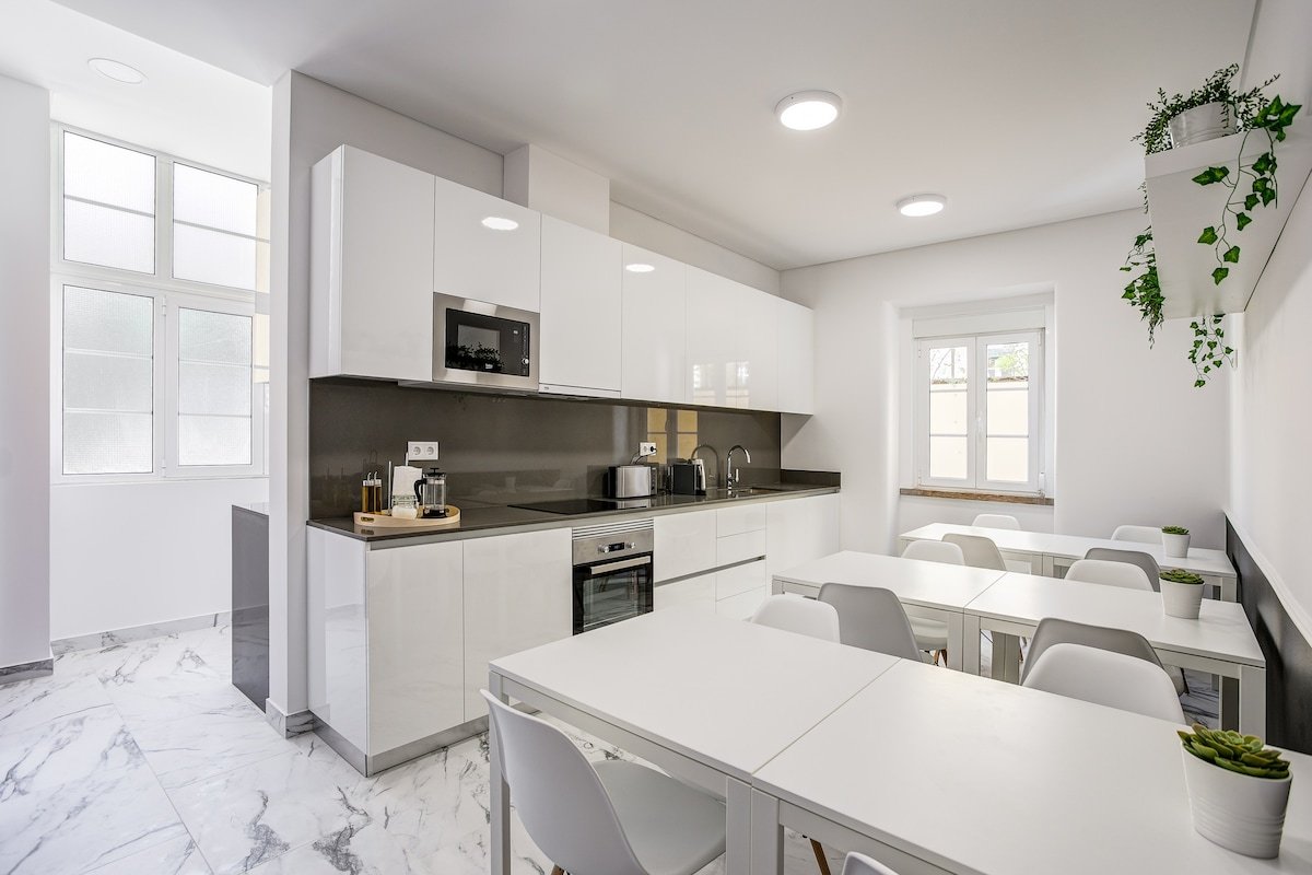 Home Out 1E – 5 Suite Apartment Central w/ Parking gallery image 4