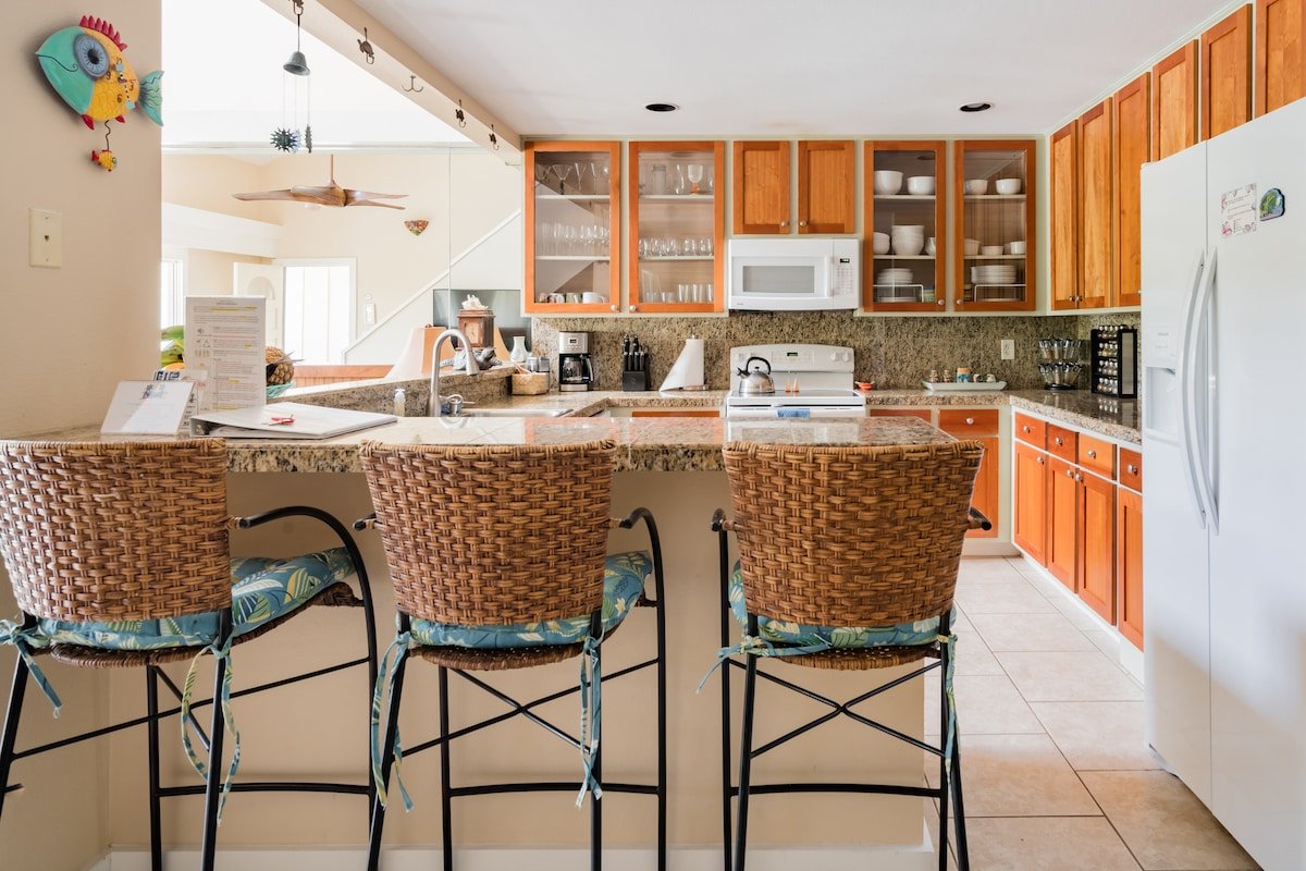 Huge 2500 SF Resort Home. Gig Internet. Stroll to Beach gallery image 5