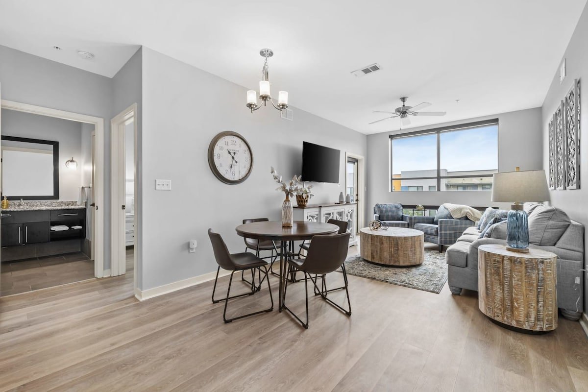 Luxurious Large 2 bed 2 bath Downtown Condo- #402 gallery image 3