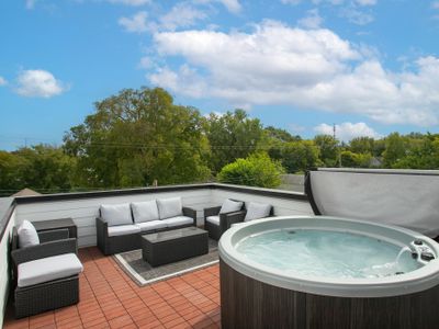 Downtown Luxury! | 7 minutes to Broadway | HotTub!