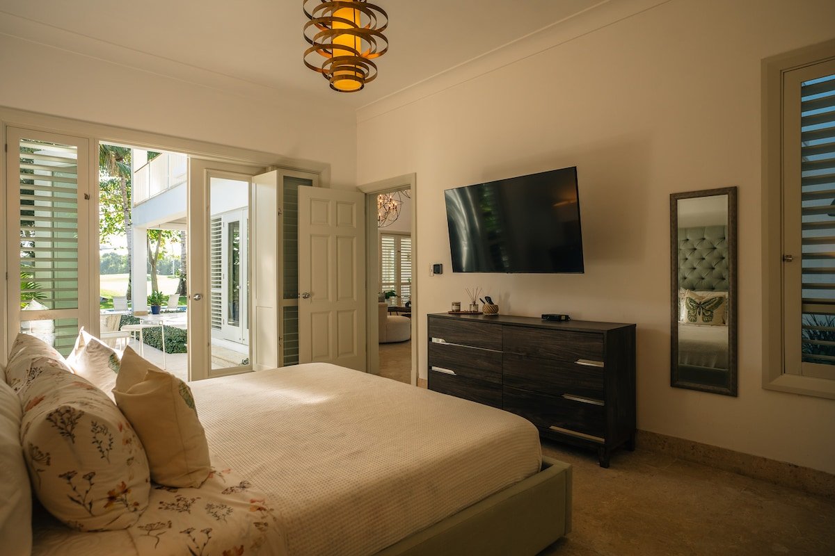 Lovely Villa with Live in Staff gallery image 2