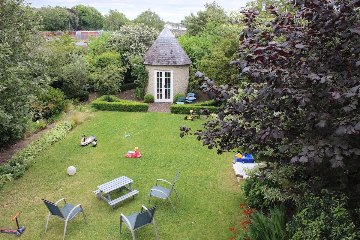 Spacious Family Home Close to City Centre gallery image 4