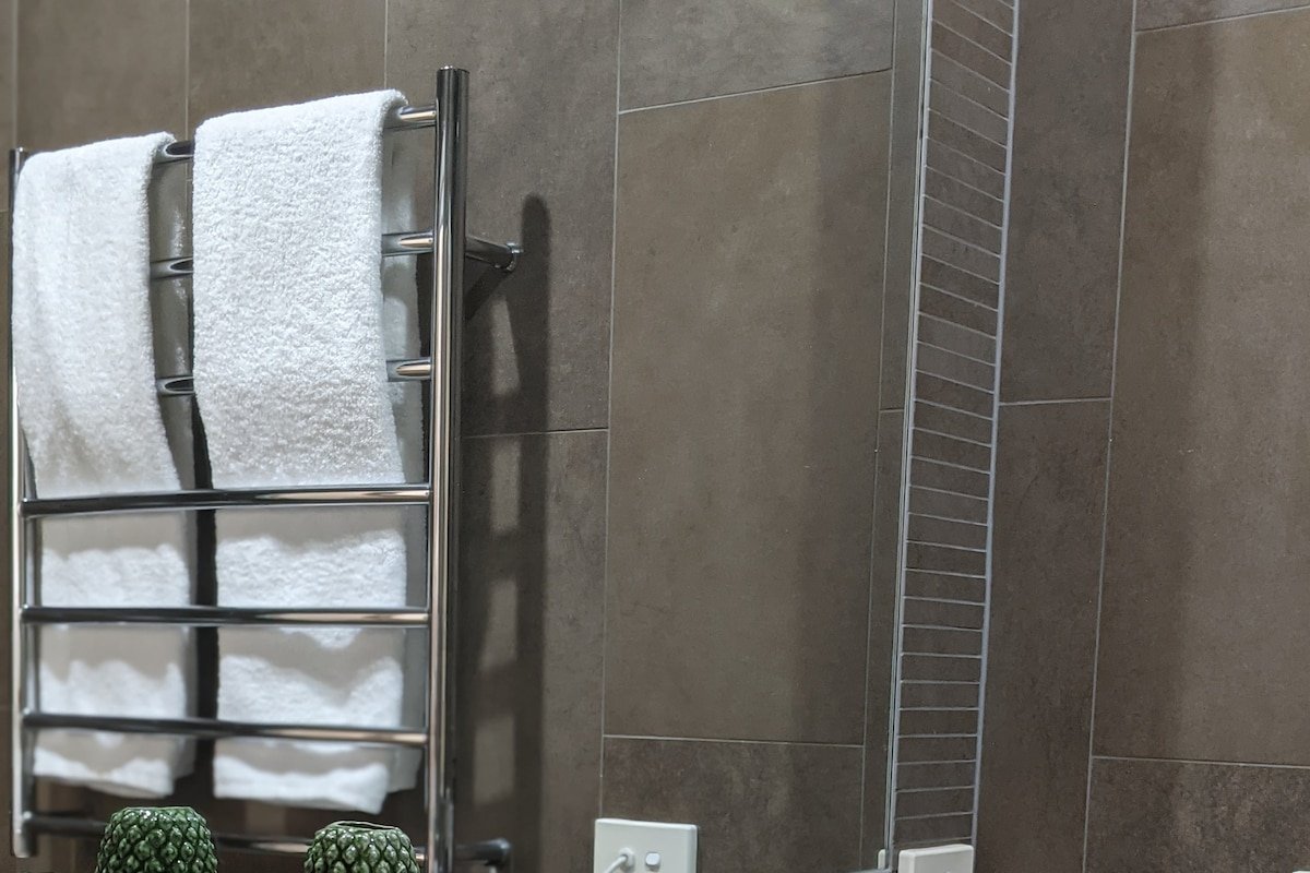 Comfortable, Spacious, Central Apartment & parking gallery image 4