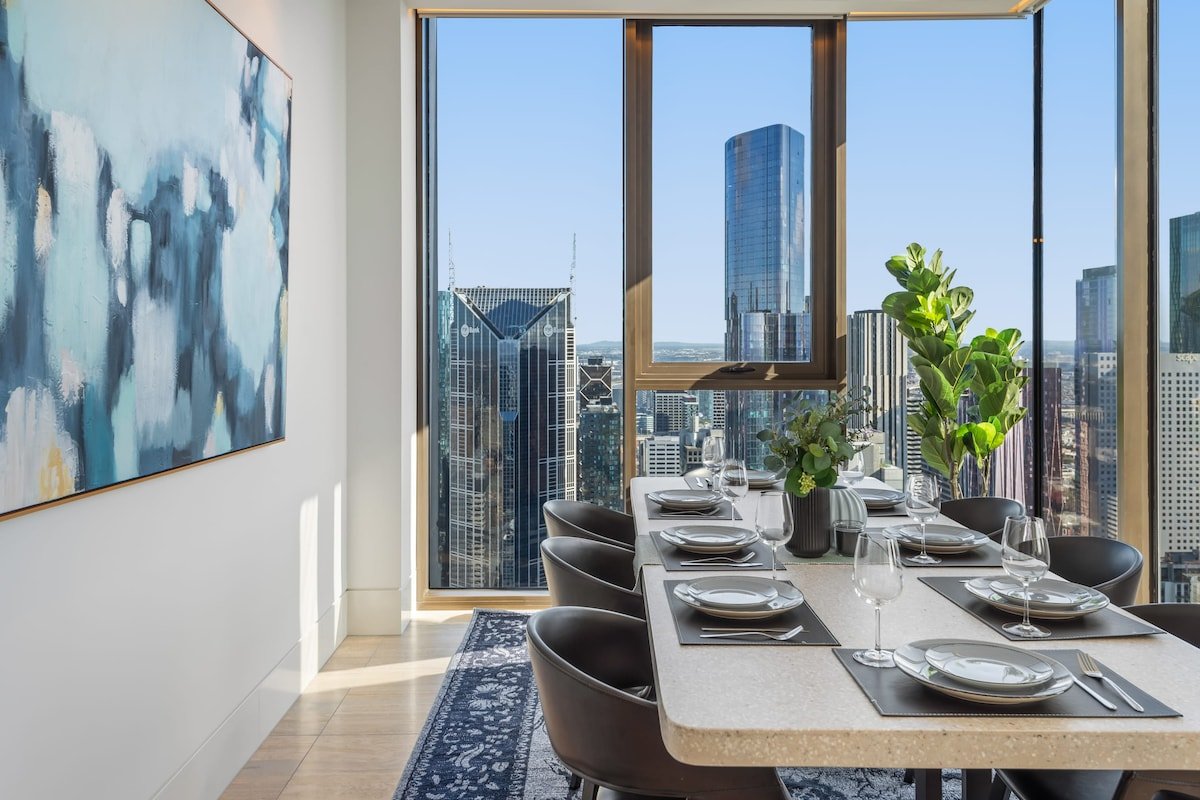 Ultra-Luxe City Penthouse with Jaw-dropping Views gallery image 3