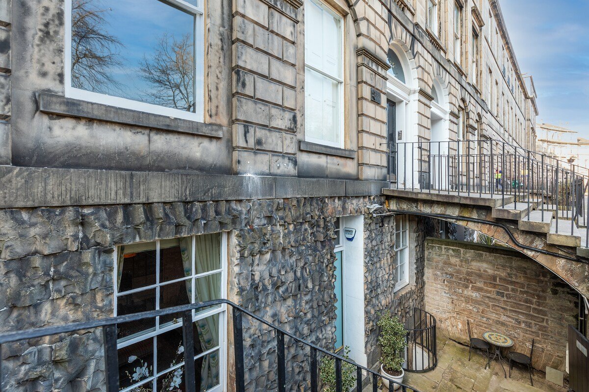 Beautiful Family Friendly Central 5 Bedroom Flat. gallery image 4