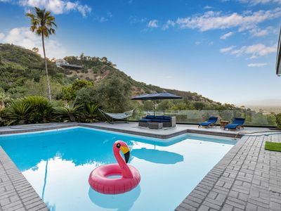 Scenic Hilltop Retreat + Pool + Mountain Views