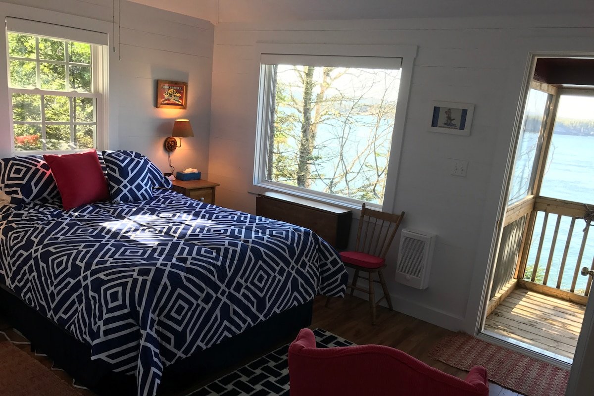 Whale of a View Oceanfront Cottage! Amazing views! gallery image 4