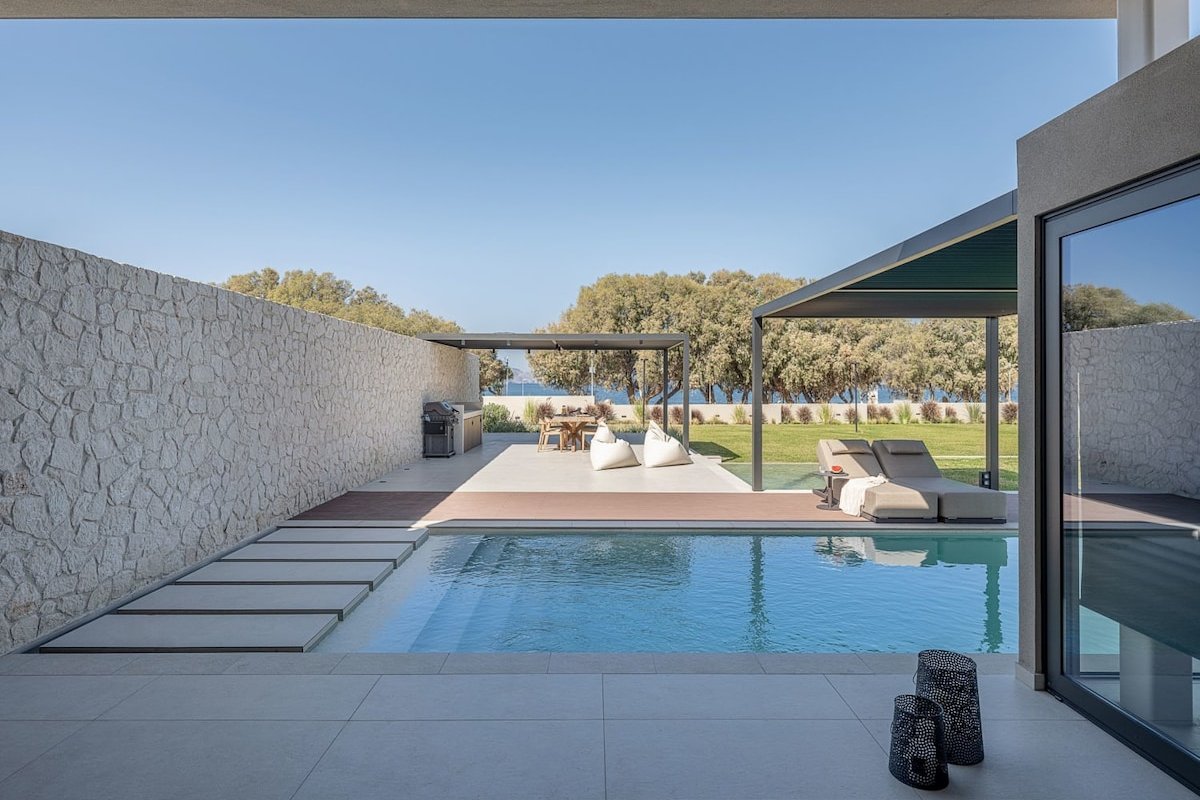 Pnoe Seafront Experience | Villa Etheras gallery image 2