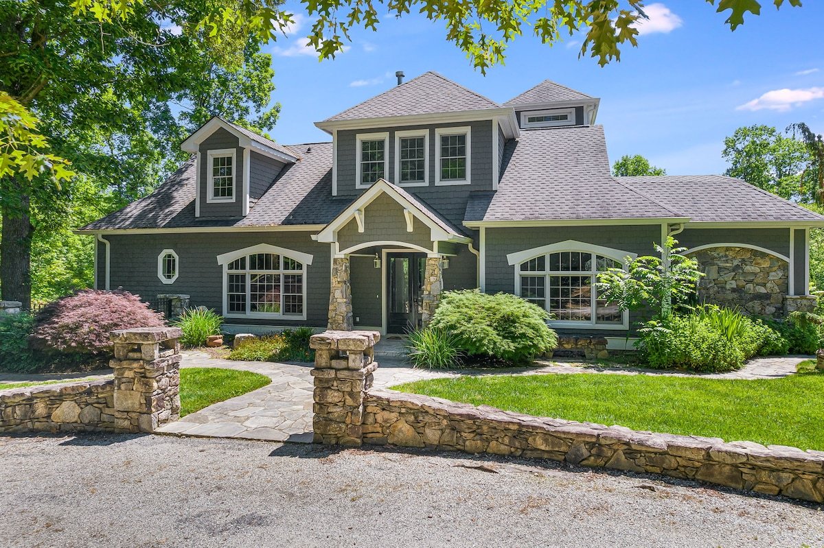 Luxury Estate + Hot Tub + Biltmore Pass gallery image 2