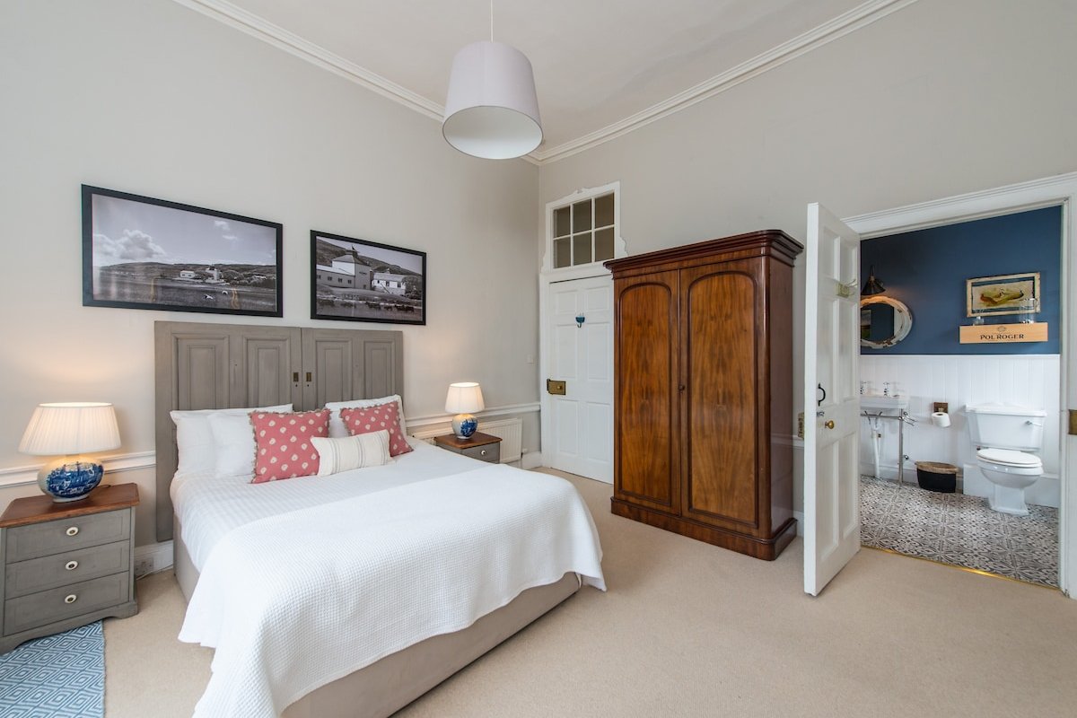 Fab Georgian Home by Princes St & Christmas Market gallery image 3