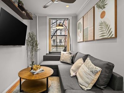 Sleek Manhattan Pad in Prime Location