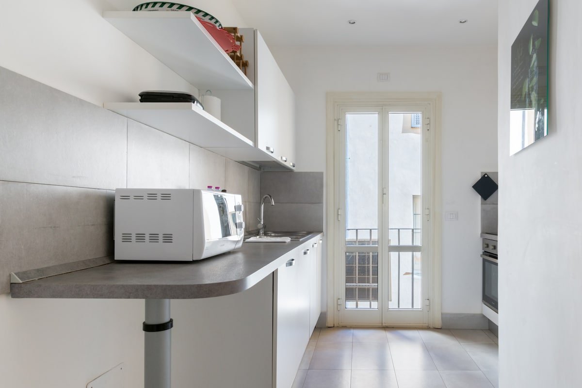 Spacious and elegant in Campo de’ Fiori | Int. 6 gallery image 5