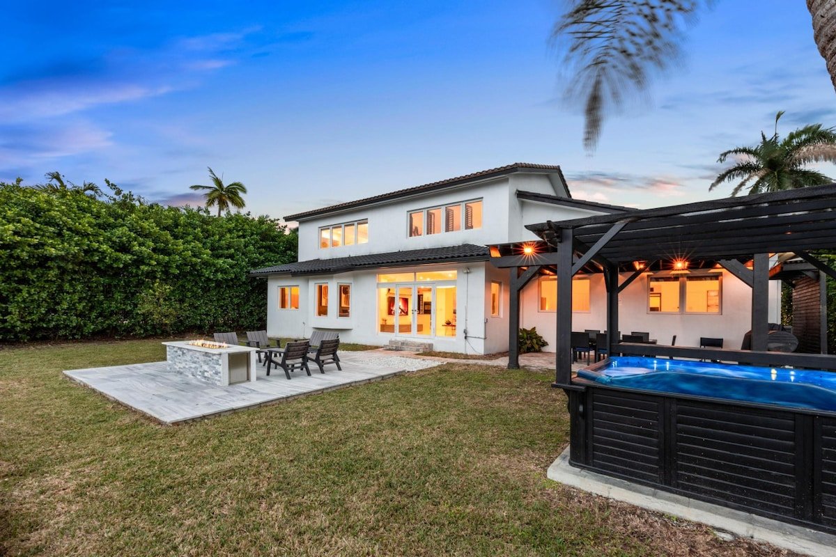 Villa Asher-waterfront w/dock gallery image 5