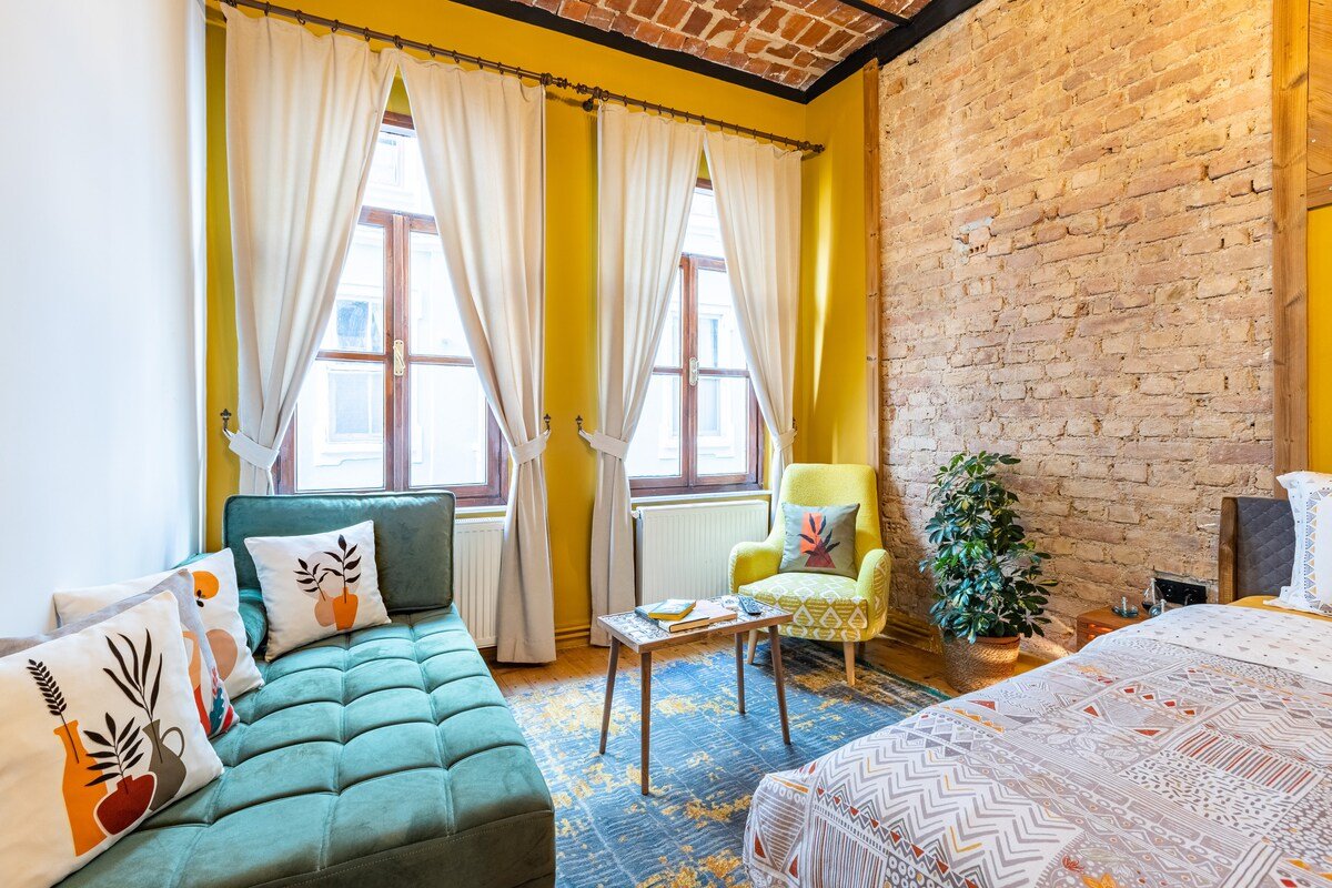 Luxury 3BR Apt. w/ Galata Tower View, A/C, Netflix gallery image 5