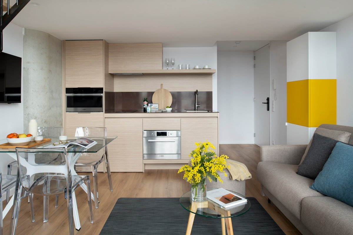 Stylish Riverfront Apartment with Stunning Views gallery image 4