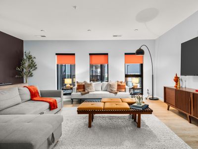 The Socialite – Spacious Retreat| Walk to Broadway