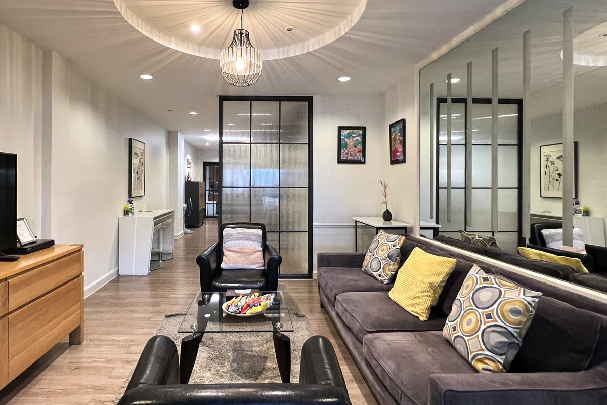 Neveu:The Duplex, 4 bedrooms Apt@MRT Sutthisan