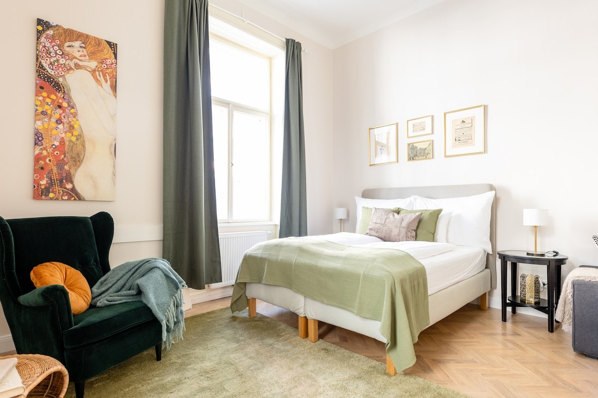 Fabulous five-room Apartment next to City Center gallery image 5