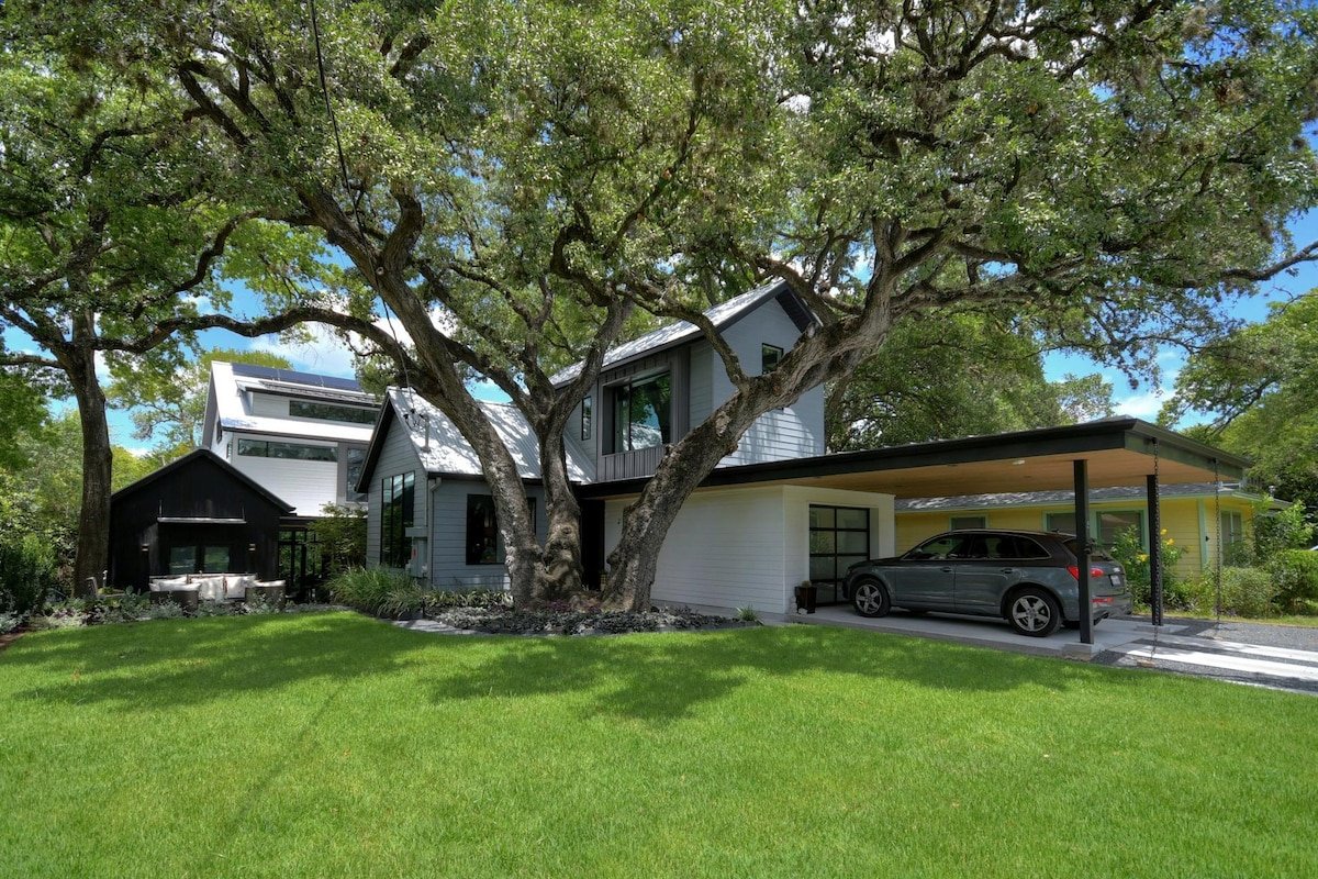 The House of Yes- Luxury Urban Farm House. Walking distance to downtown gallery image 3