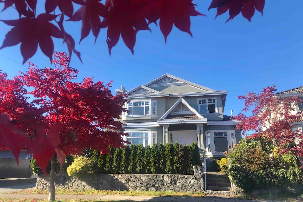 12 guest home in heart of Vancouver No Hidden Fees gallery image 2