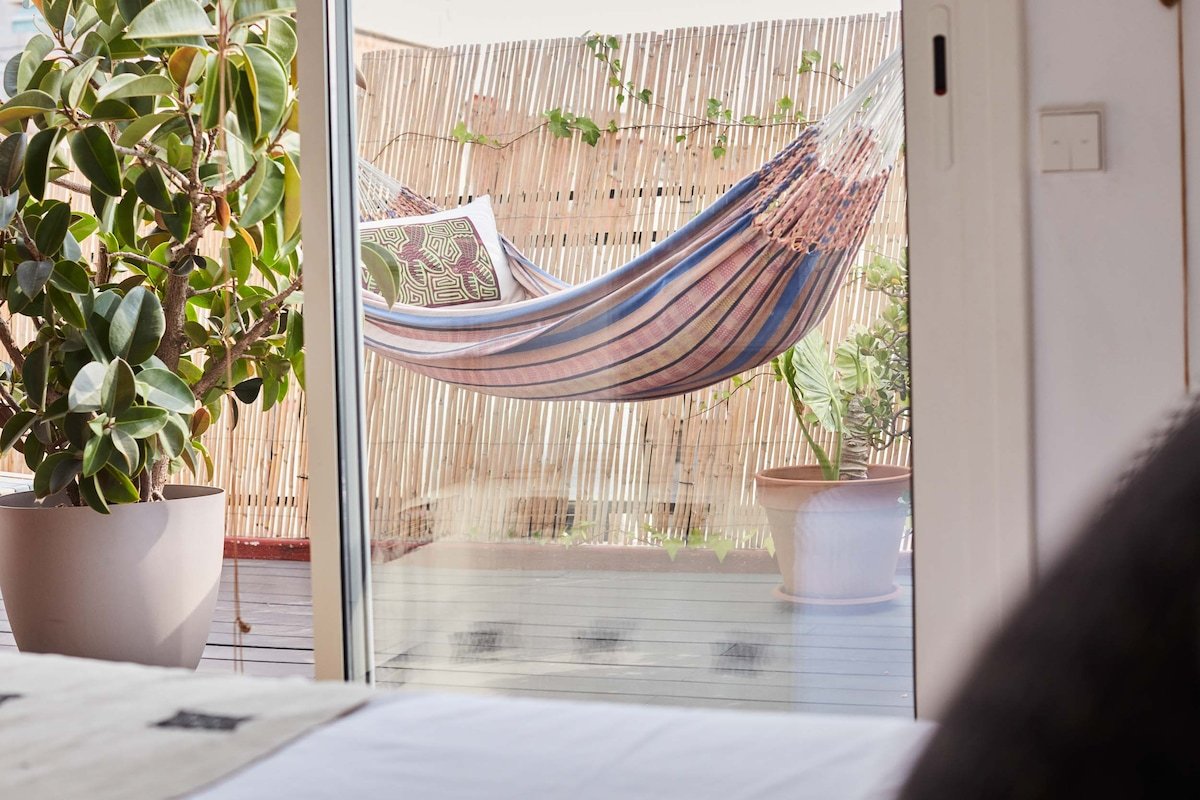 Sunny modern penthouse with delightful terrace gallery image 5