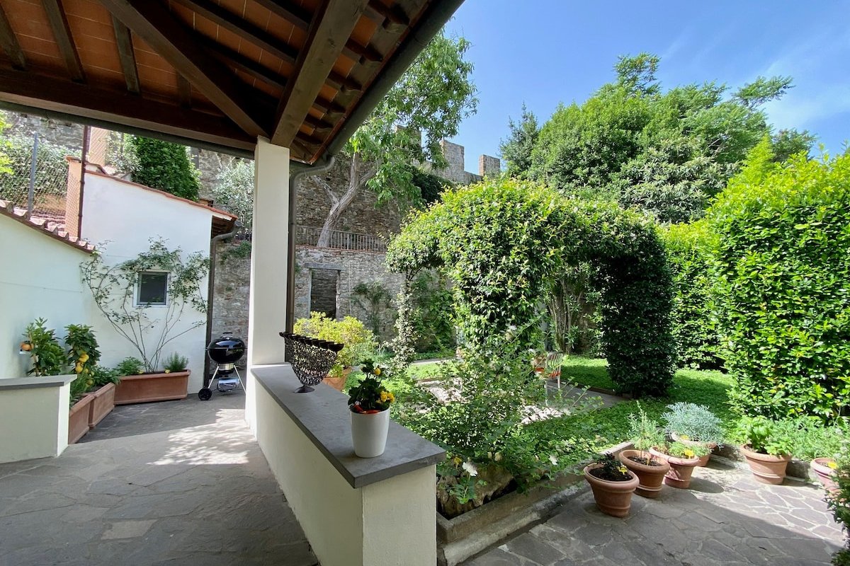 Florence Walled Garden by Tom: Top Floor gallery image 4