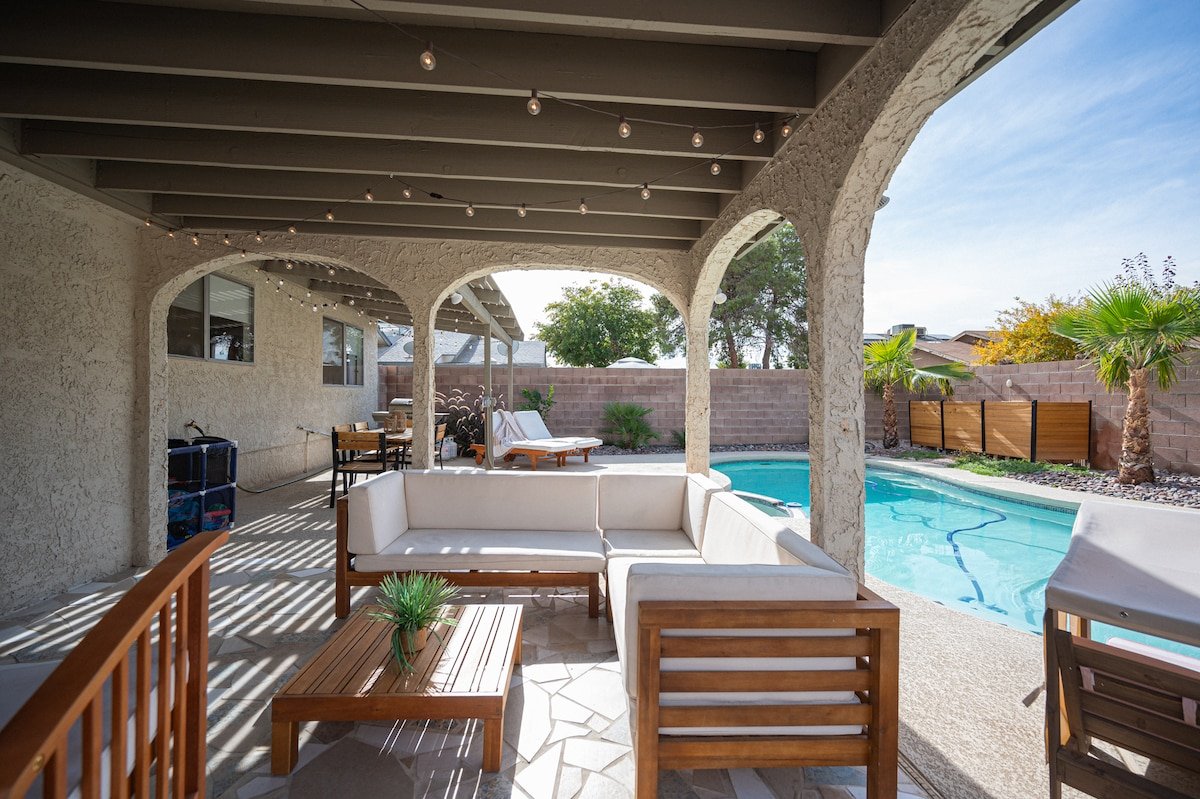 Fun 4bed pool home next to strip! gallery image 3