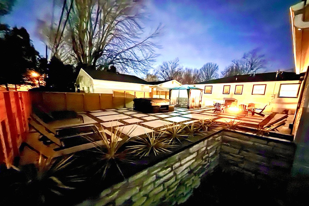 The Headquarters by: BLUE 5 bedrooms_Hot tub_park! gallery image 2