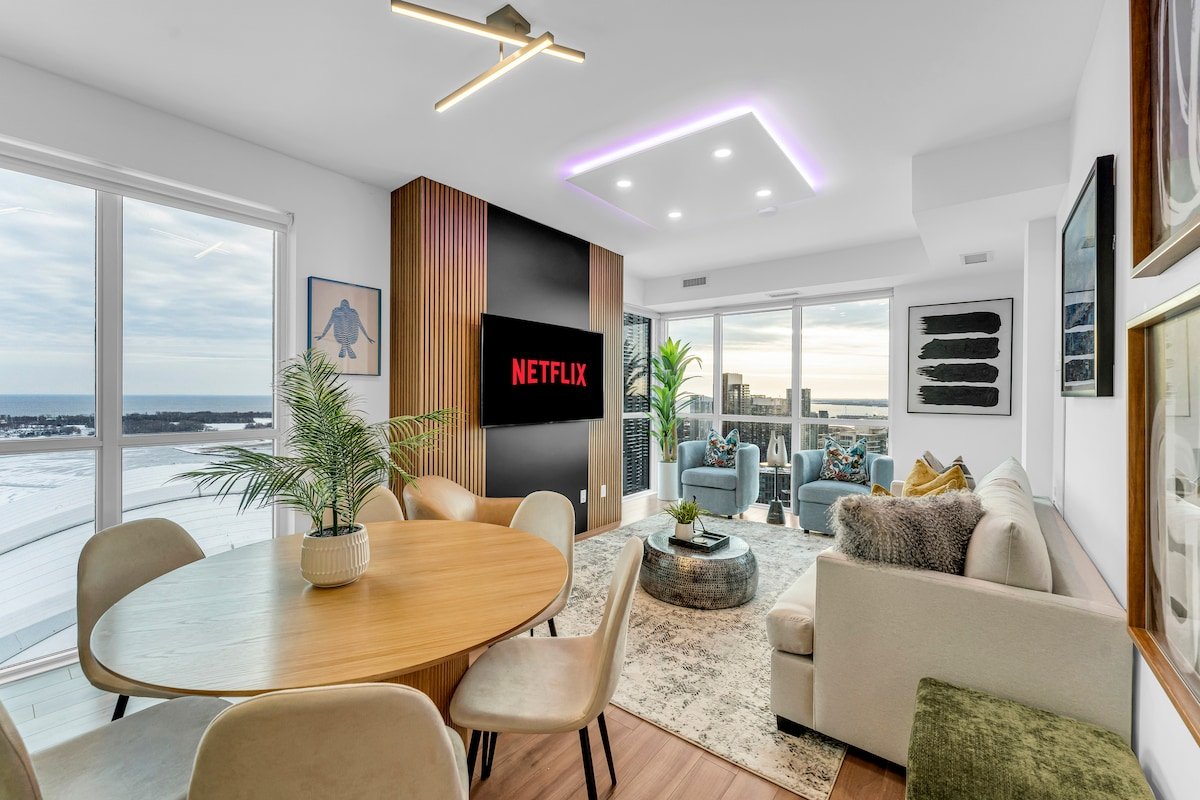 Skyline Bliss | CN Tower+ Sunset VIEWS | Seeps 8 gallery image 2