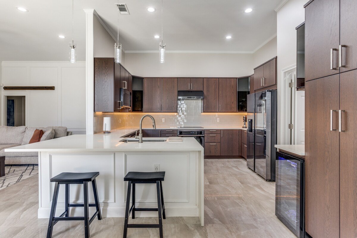 Stylish 4/3 traditional + pool gallery image 4