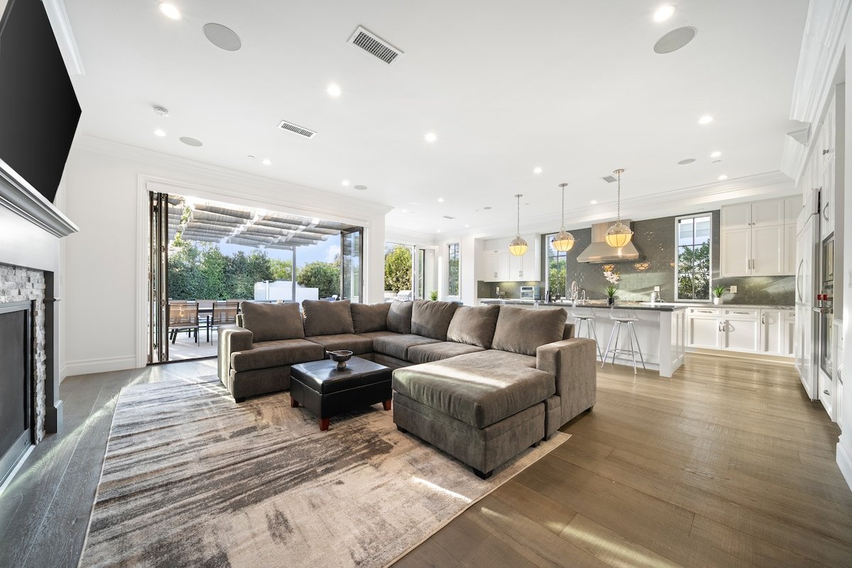 Hamptons Estate: Lux 5BR Villa – Pool & Fire Pit gallery image 4