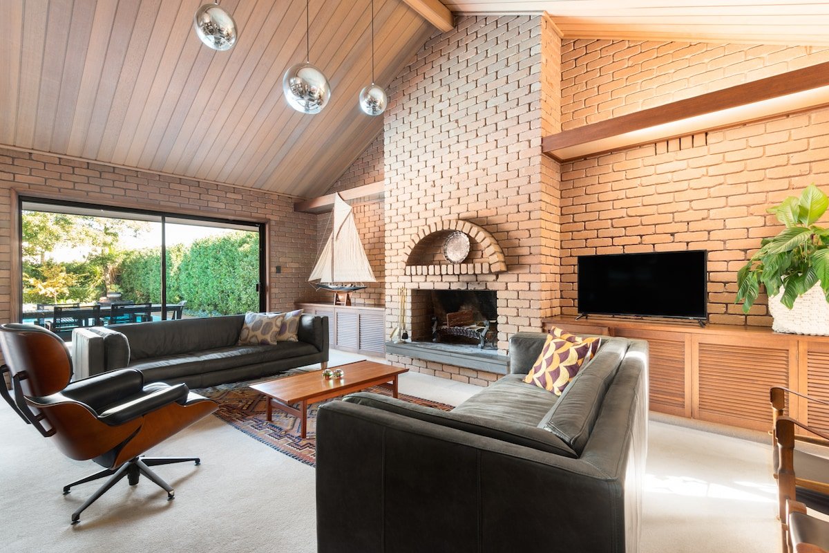 Molly’s Modernist Bayside Beach House gallery image 3