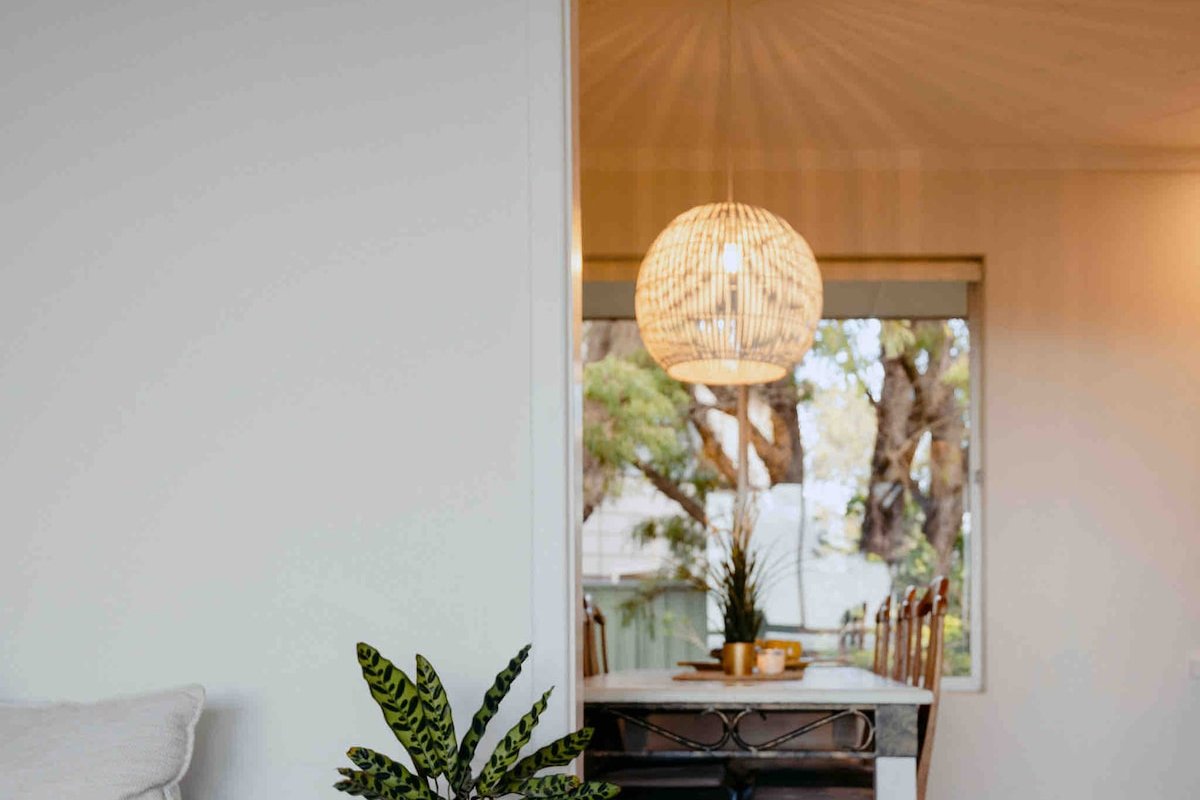 Beach front with Stunning views gallery image 5