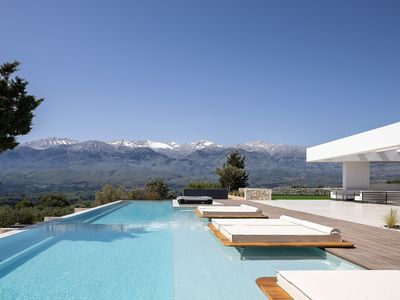 Modern Living in Nature’s Embrace by etouri