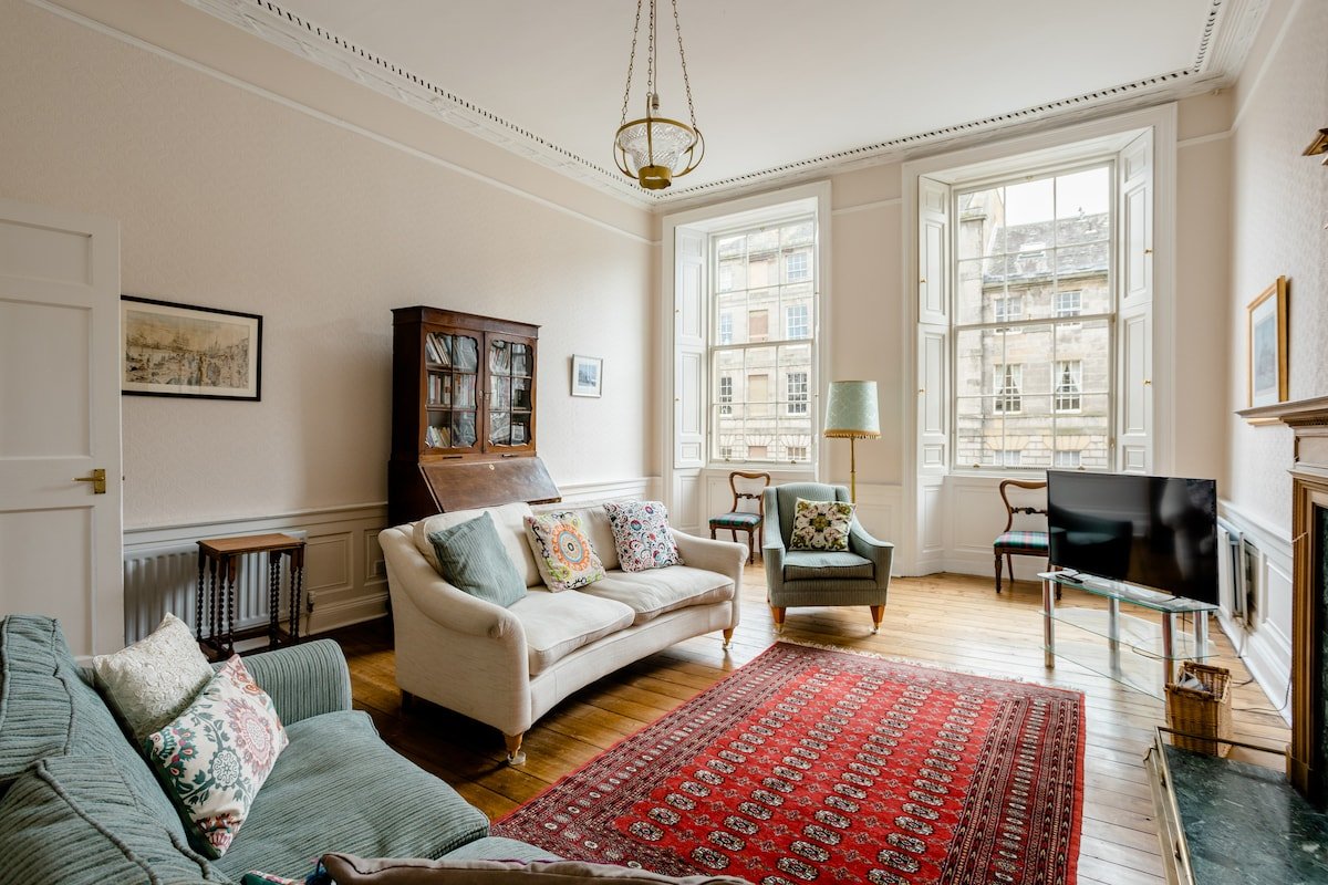 Spacious Georgian New Town flat c/w parking gallery image 2